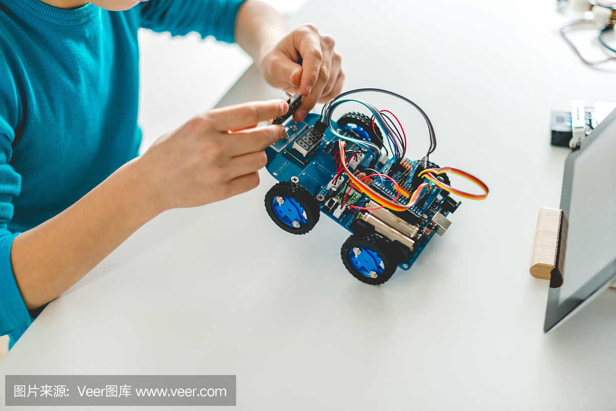 為學(xué)校作業(yè)制造機(jī)器人車(chē)